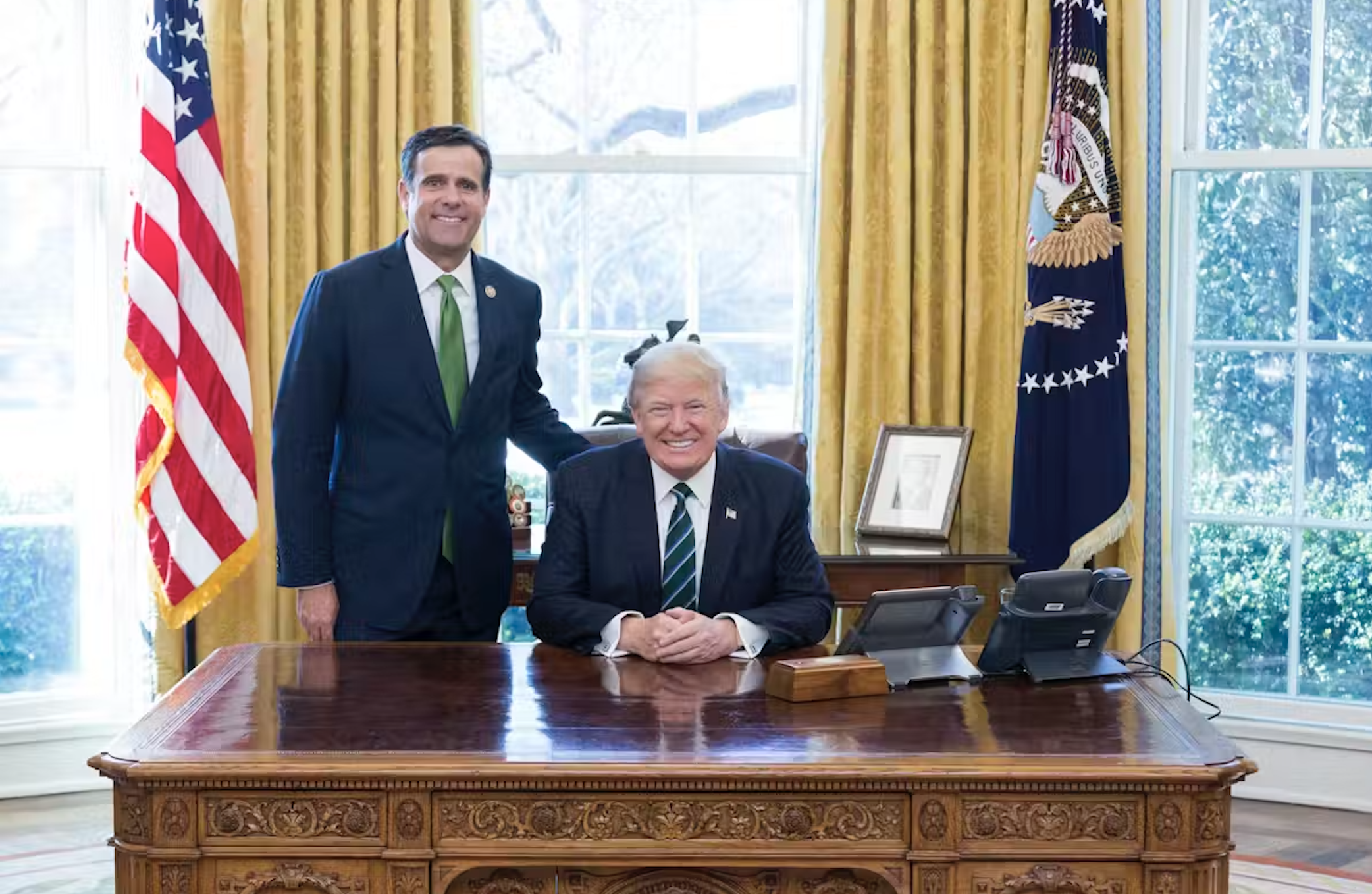 Donald Trump et John Ratcliffe dans le Bureau ovale, le 17 mars 2017. Office of Congressman John Ratcliffe-Wikipedia